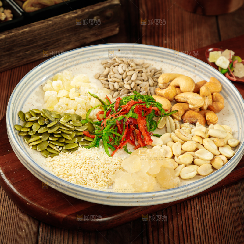 木底上放着一盘五仁月饼馅料
