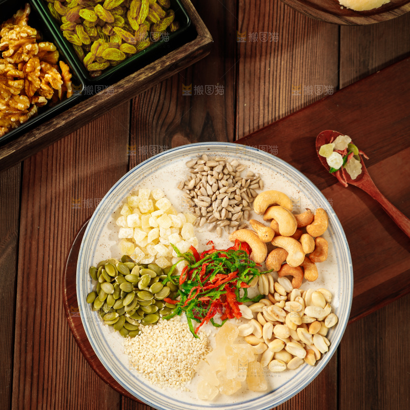 木底上放着一盘五仁月饼馅料