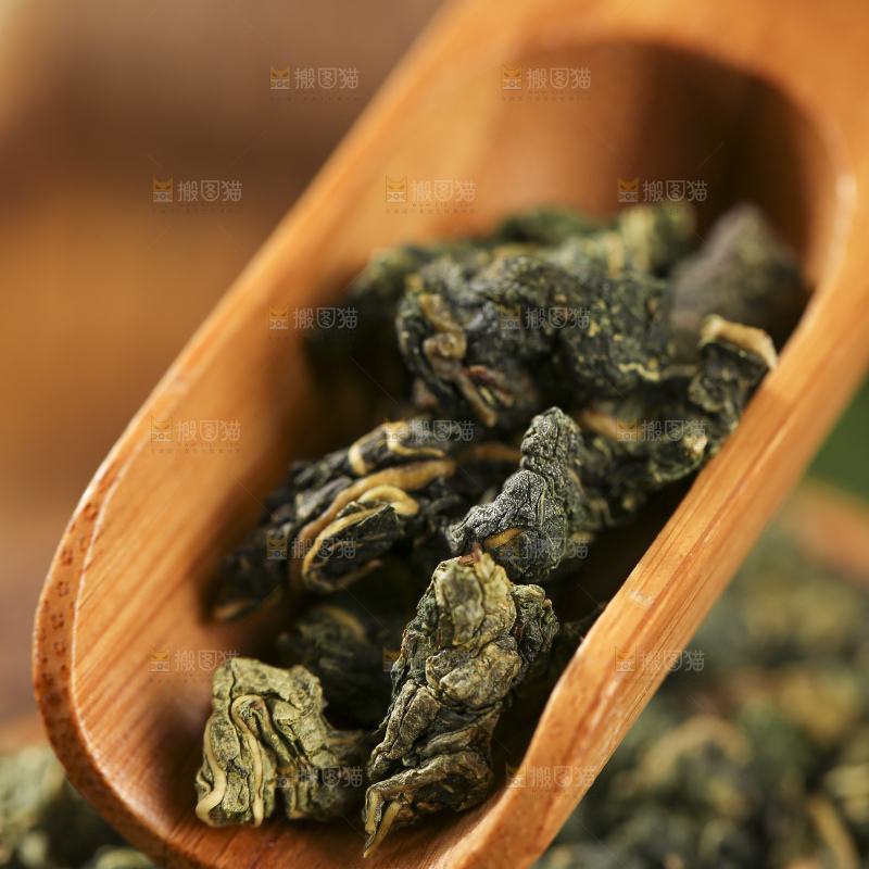 木底上放着的桑叶茶