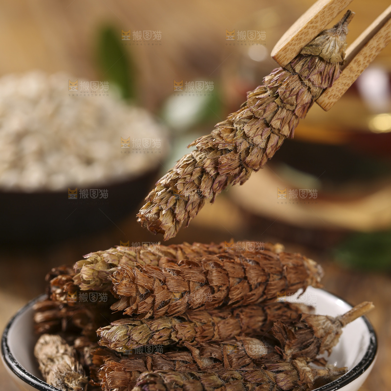 木底上的夏枯草