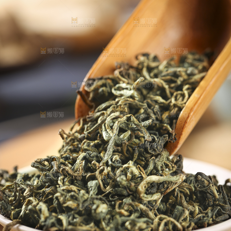 木底上放着蒲公英茶