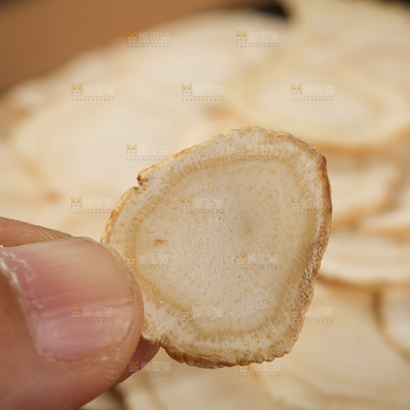 木底上放着西洋参片