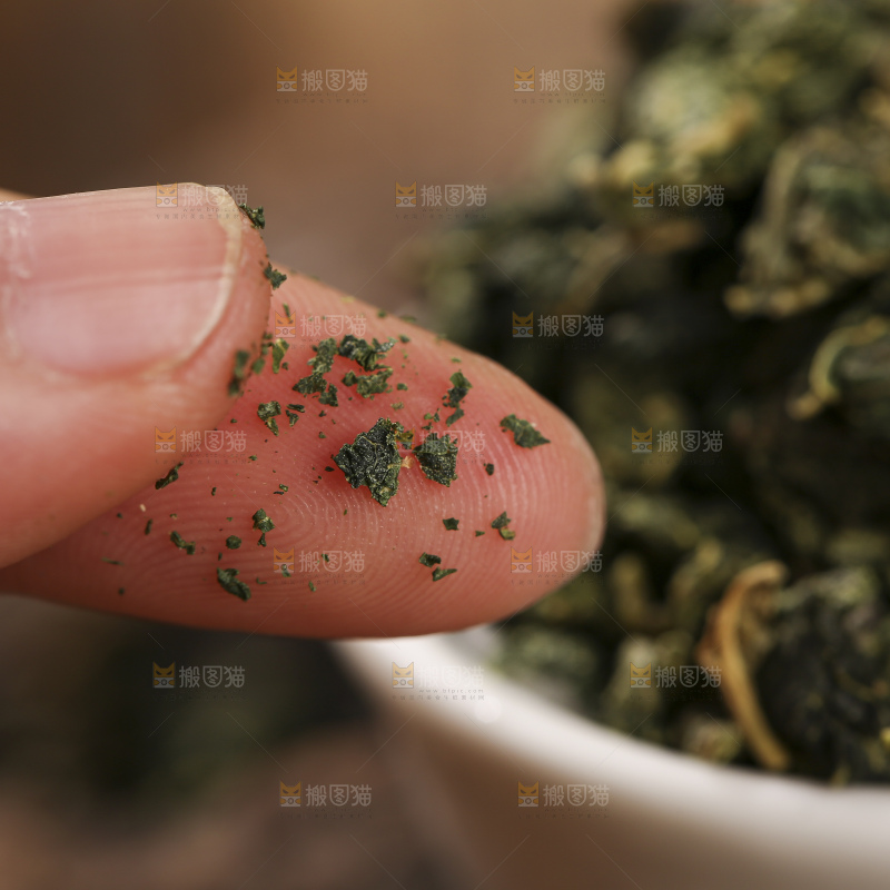 木底上放着的桑叶茶