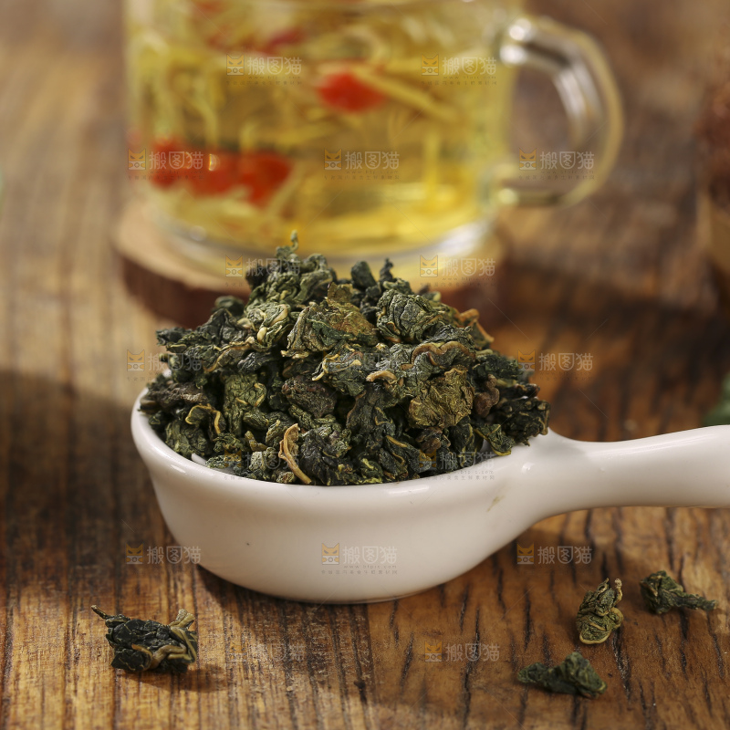 木底上放着的桑叶茶