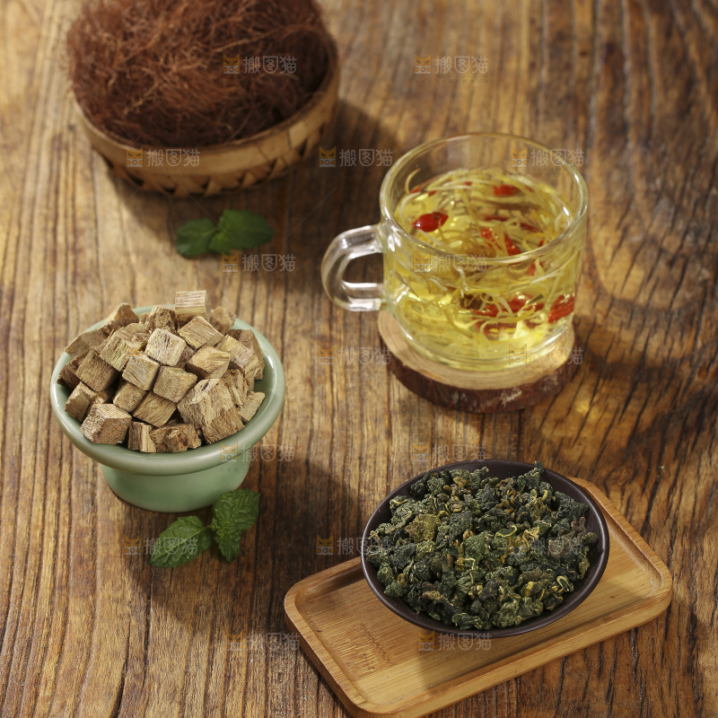 木底上放着的桑叶茶
