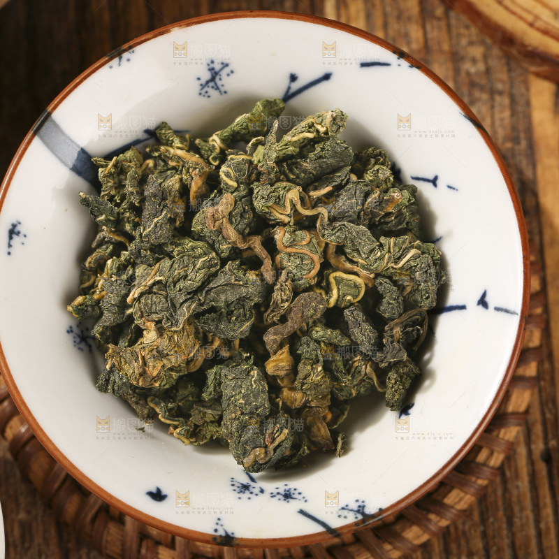 木底上放着的桑叶茶