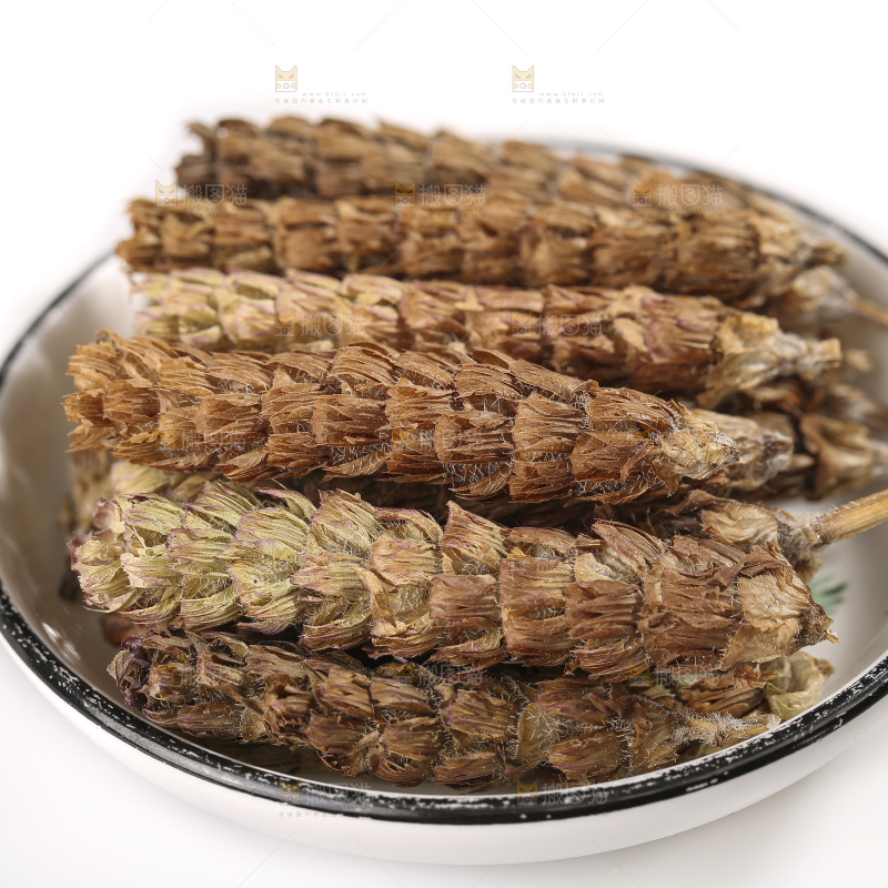 白底上放着夏枯草