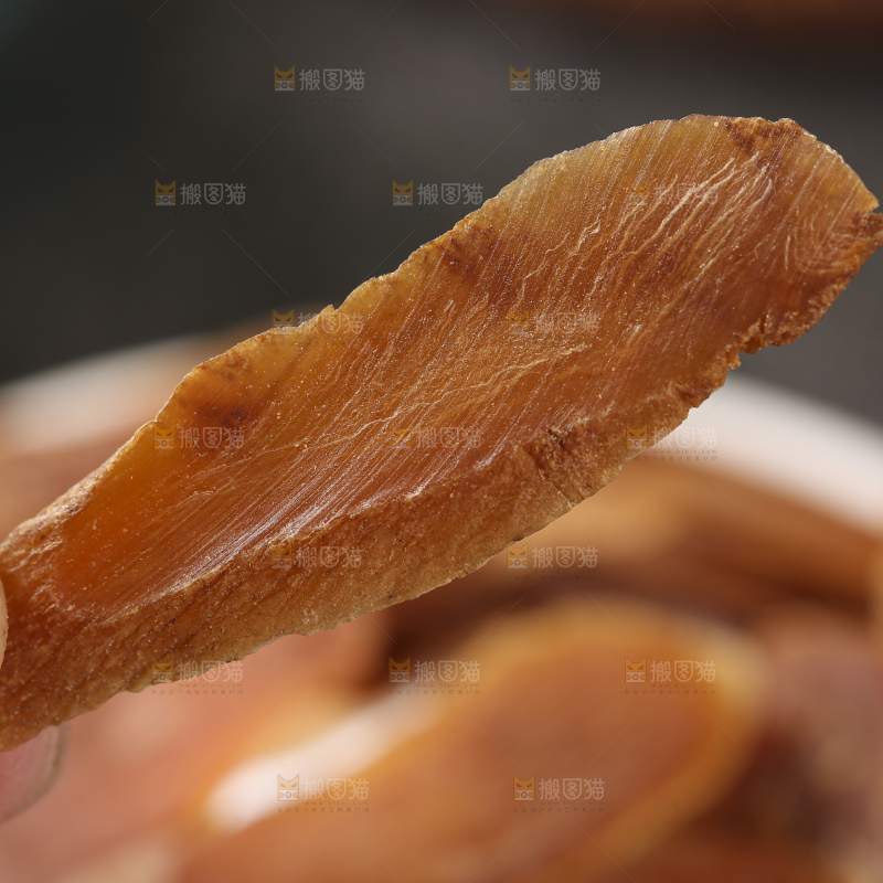 深底上放着红参片