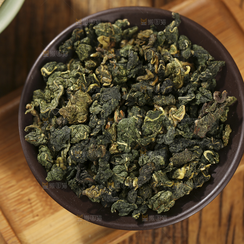 木底上放着的桑叶茶