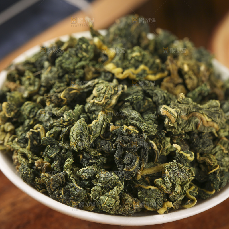木底上放着的桑叶茶