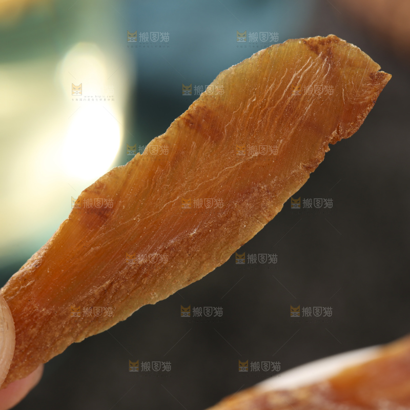 深底上放着红参片