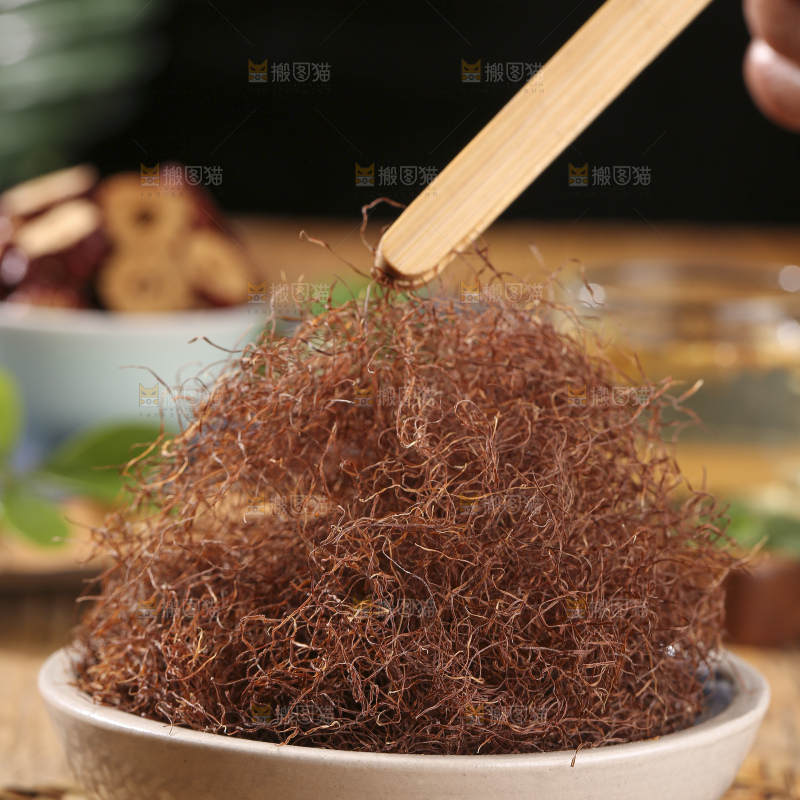 木底上放着玉米须