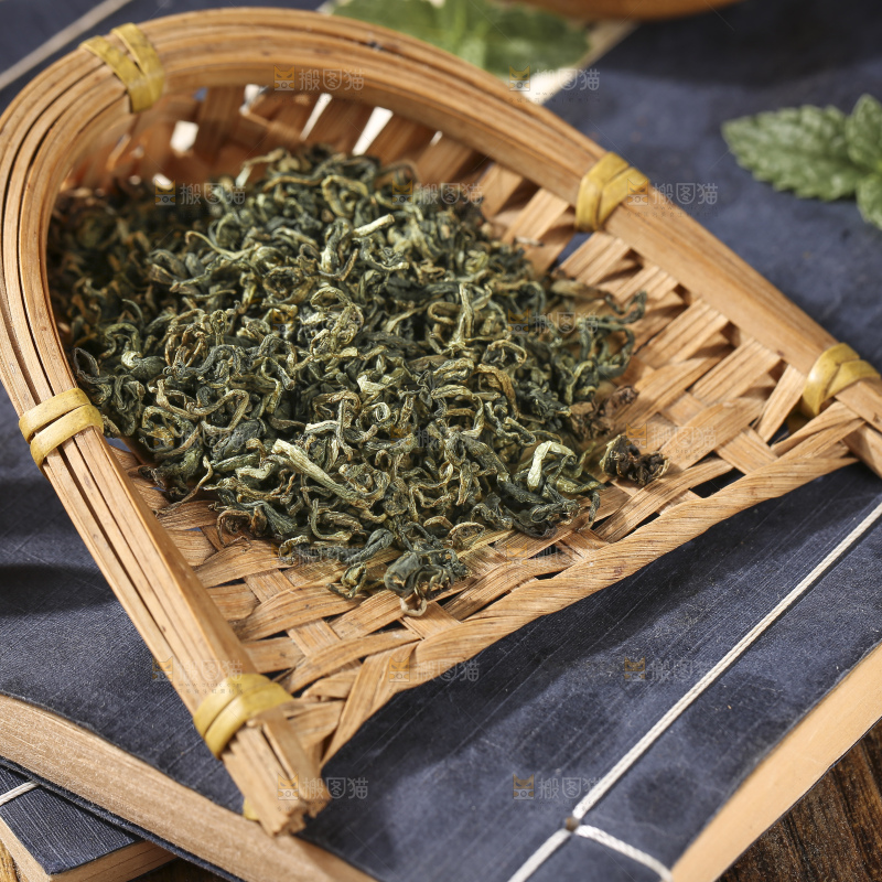 木底上放着蒲公英茶