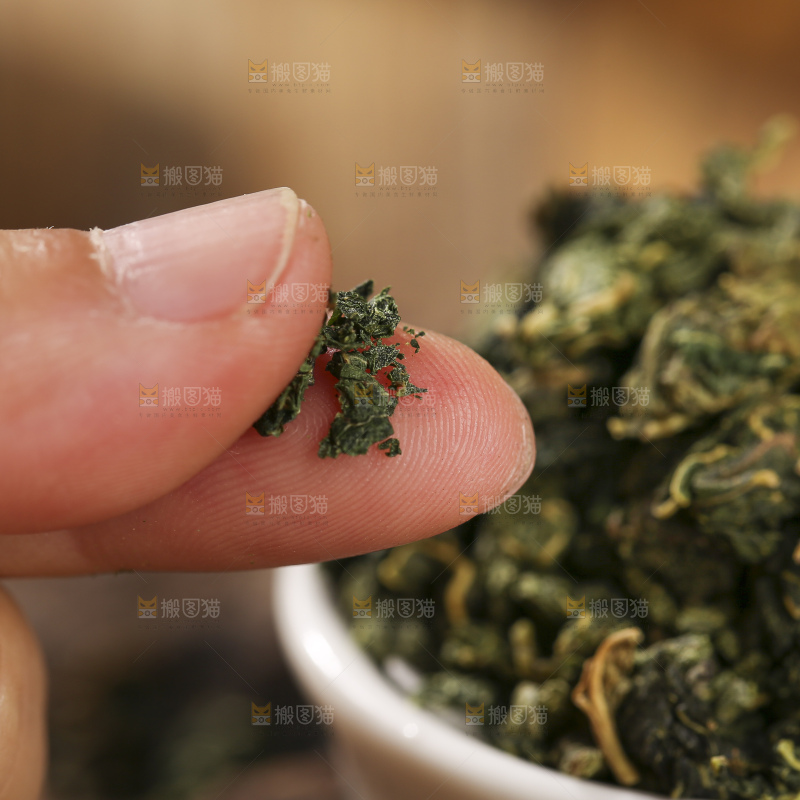木底上放着的桑叶茶