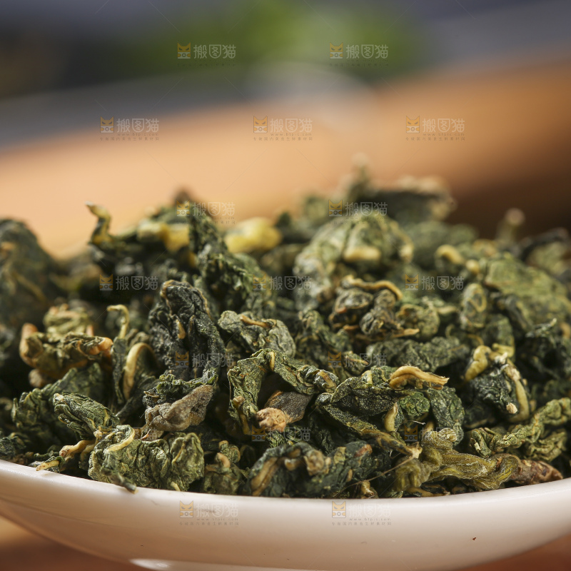 木底上放着的桑叶茶
