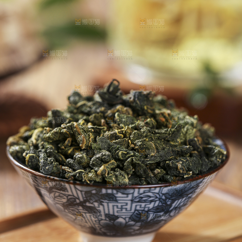 木底上放着的桑叶茶