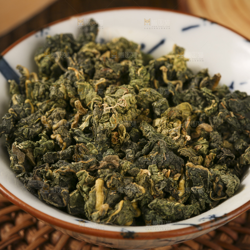 木底上放着的桑叶茶