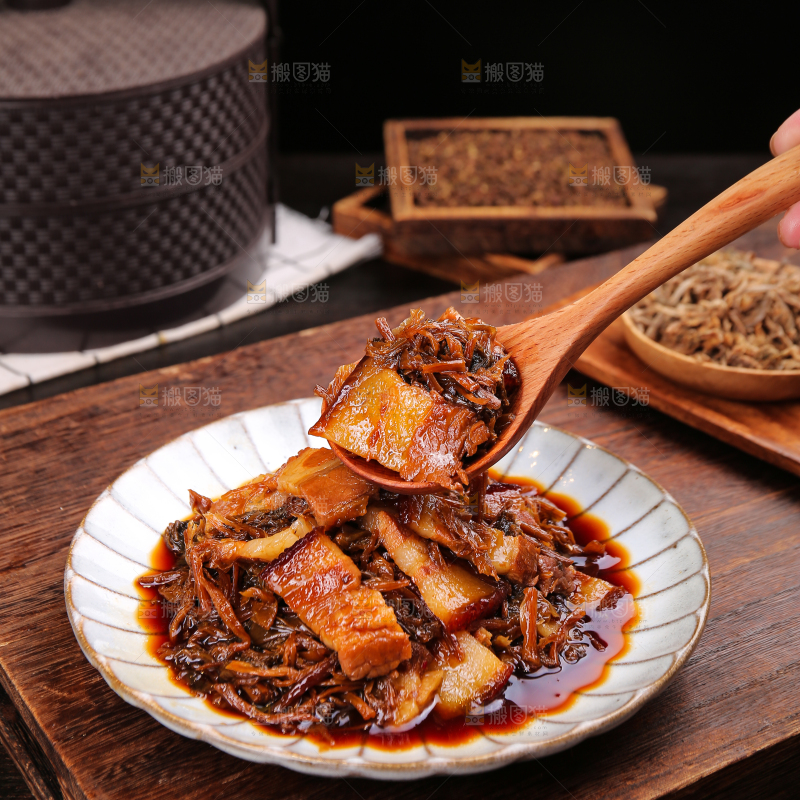 木底上的梅干菜五花肉