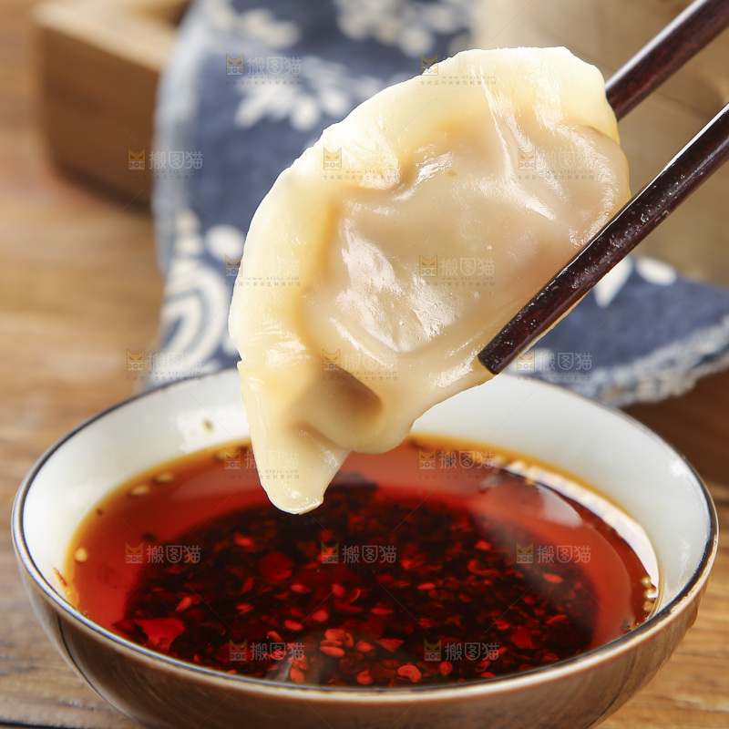 木底上放着的煎饺