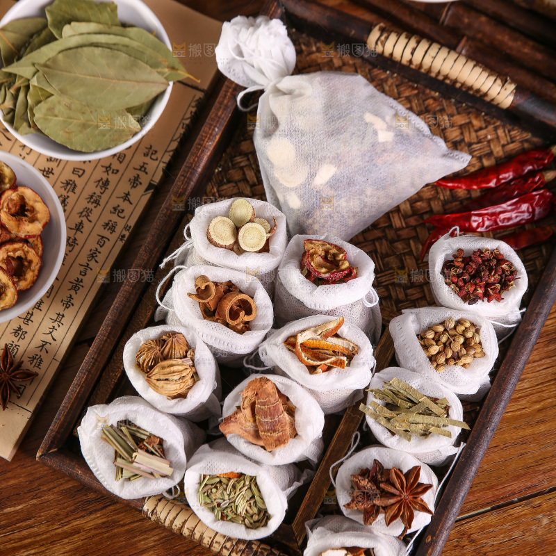 木底上的香料组合