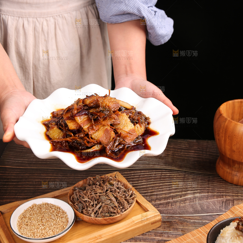 木底上的梅干菜五花肉