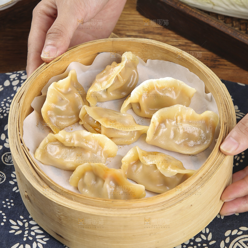 木底上放着的煎饺