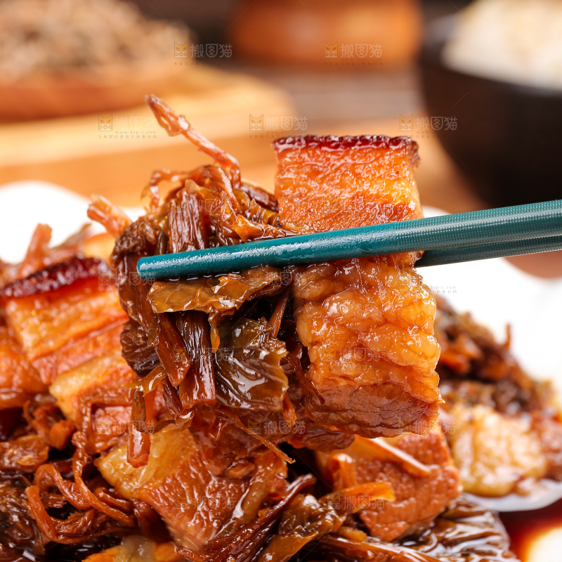 木底上的梅干菜五花肉