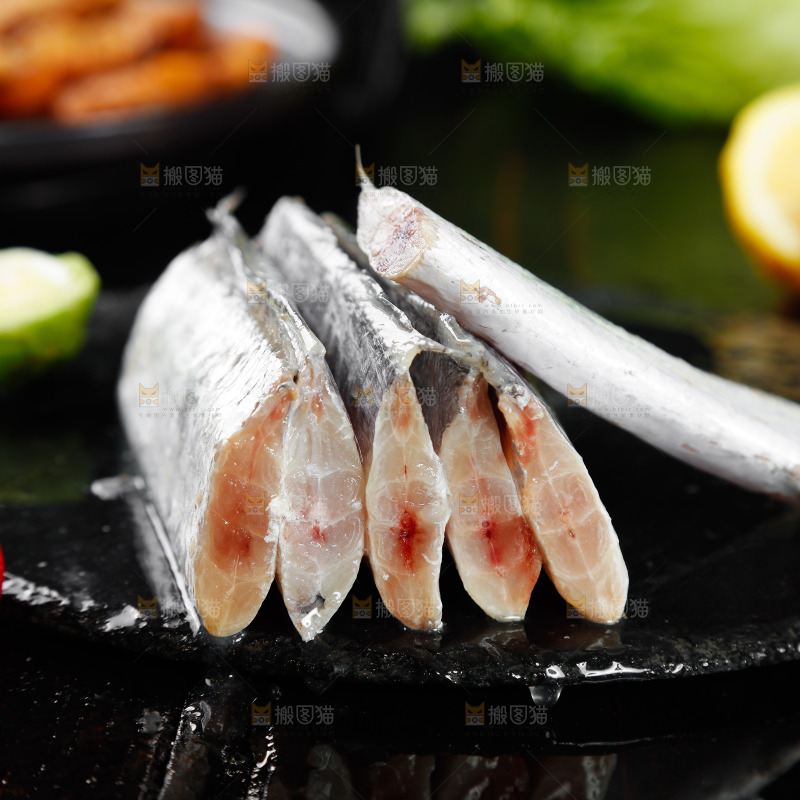 黑底上的鲜冻带鱼段