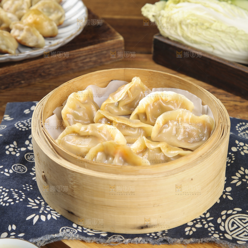 木底上放着的煎饺