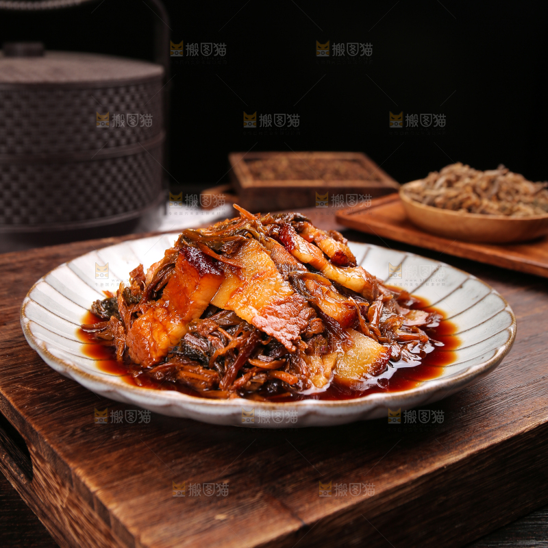 木底上的梅干菜五花肉