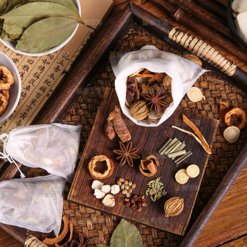 木底上的香料组合