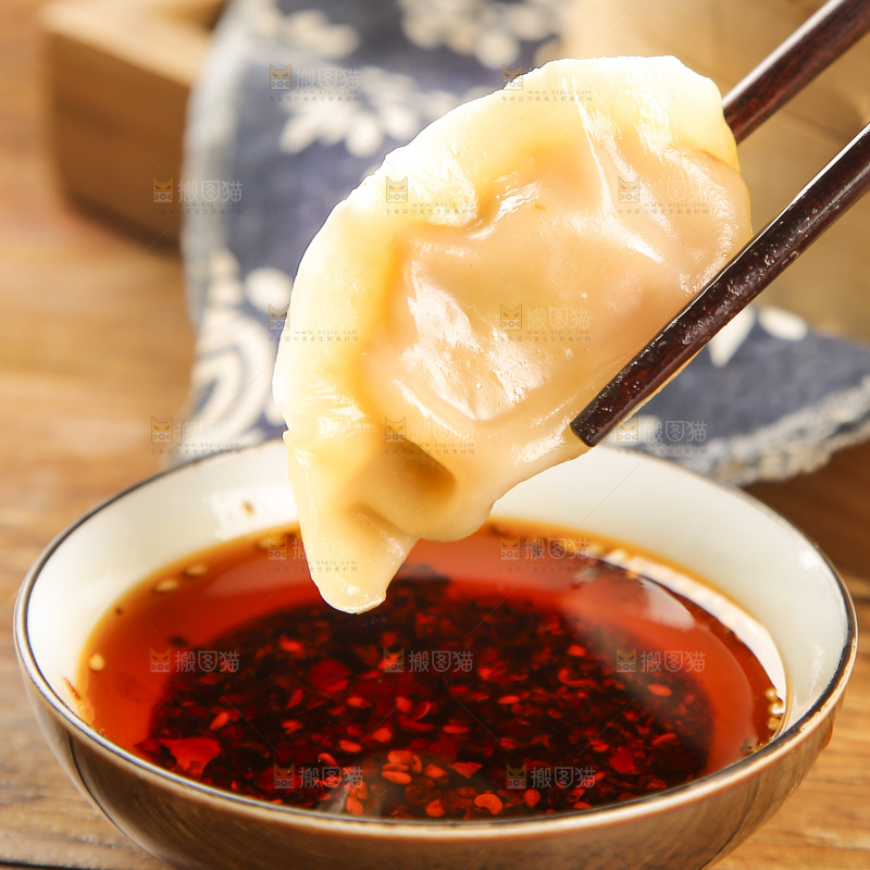 木底上放着的煎饺
