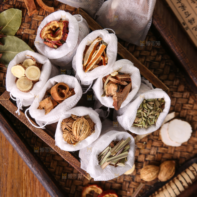 木底上的香料组合