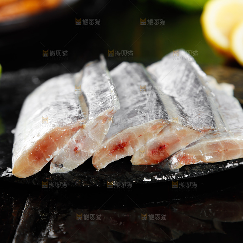 黑底上的鲜冻带鱼段