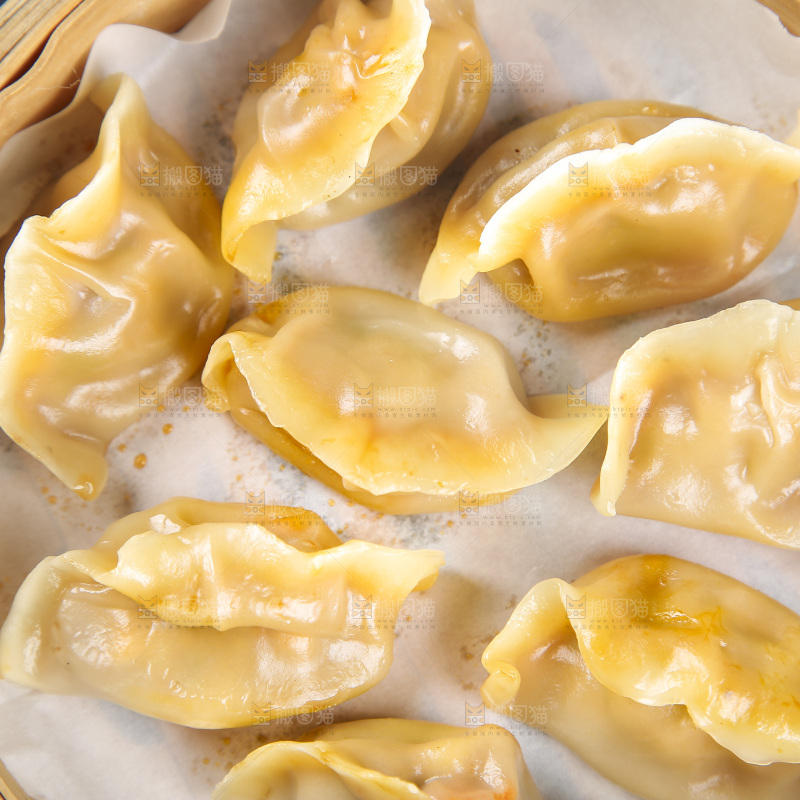 木底上放着的煎饺