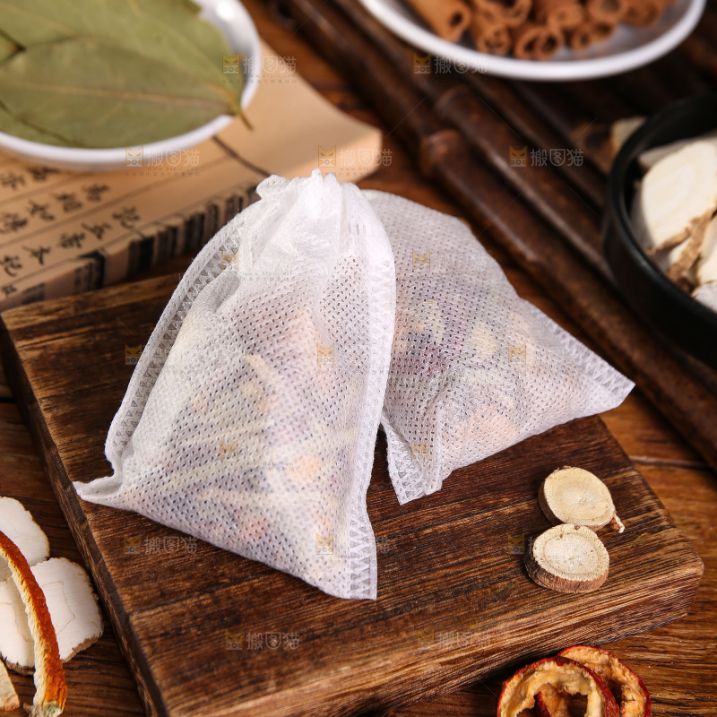 木底上的香料组合