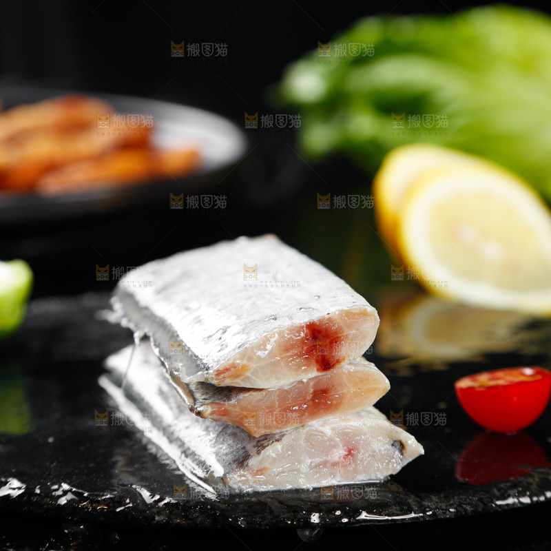 黑底上的鲜冻带鱼段