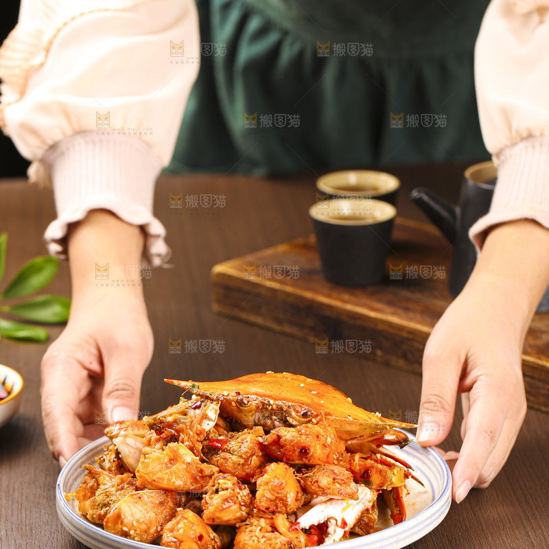 深底上的香辣梭子蟹
