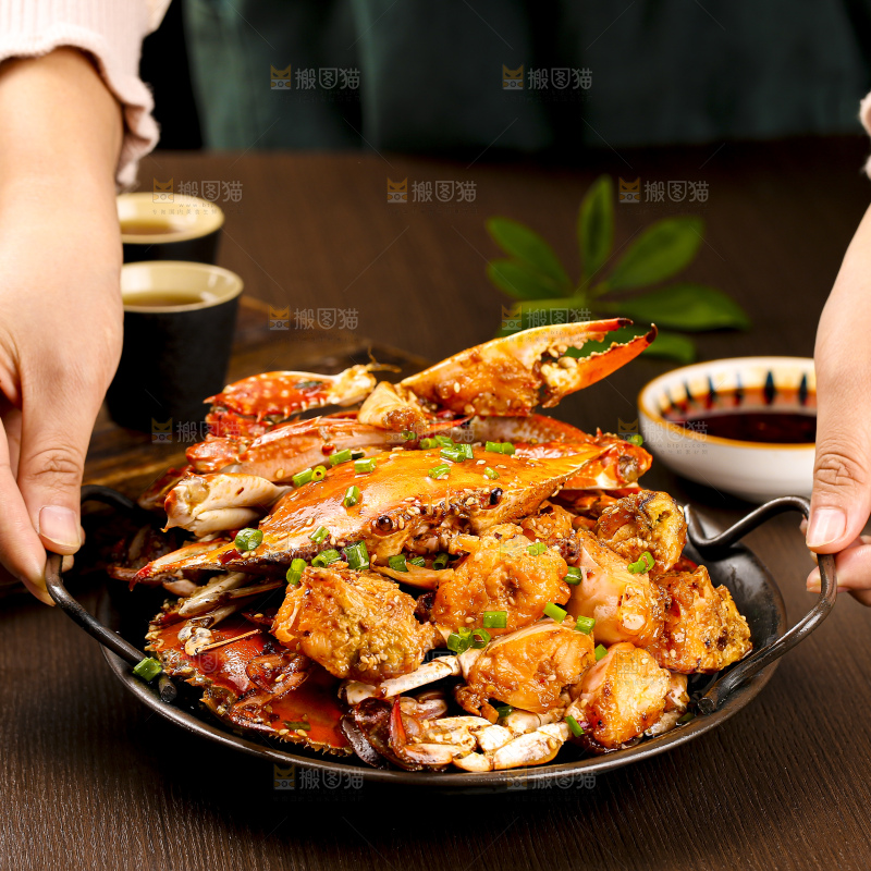 深底上的香辣梭子蟹