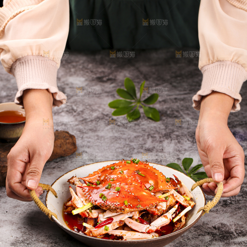 深底上的香辣梭子蟹