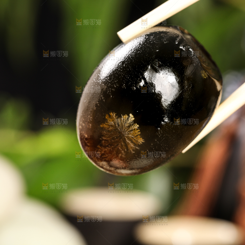 木底上摆放着皮鸭蛋