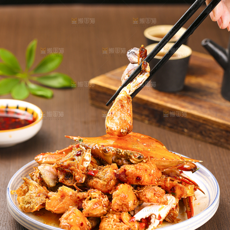 深底上的香辣梭子蟹