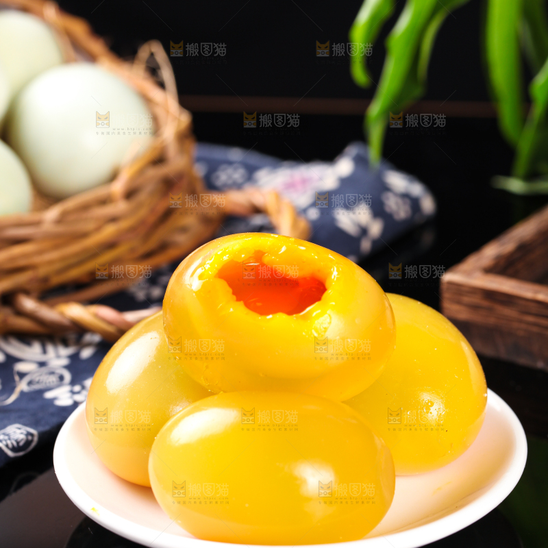 深底上的黄金皮蛋