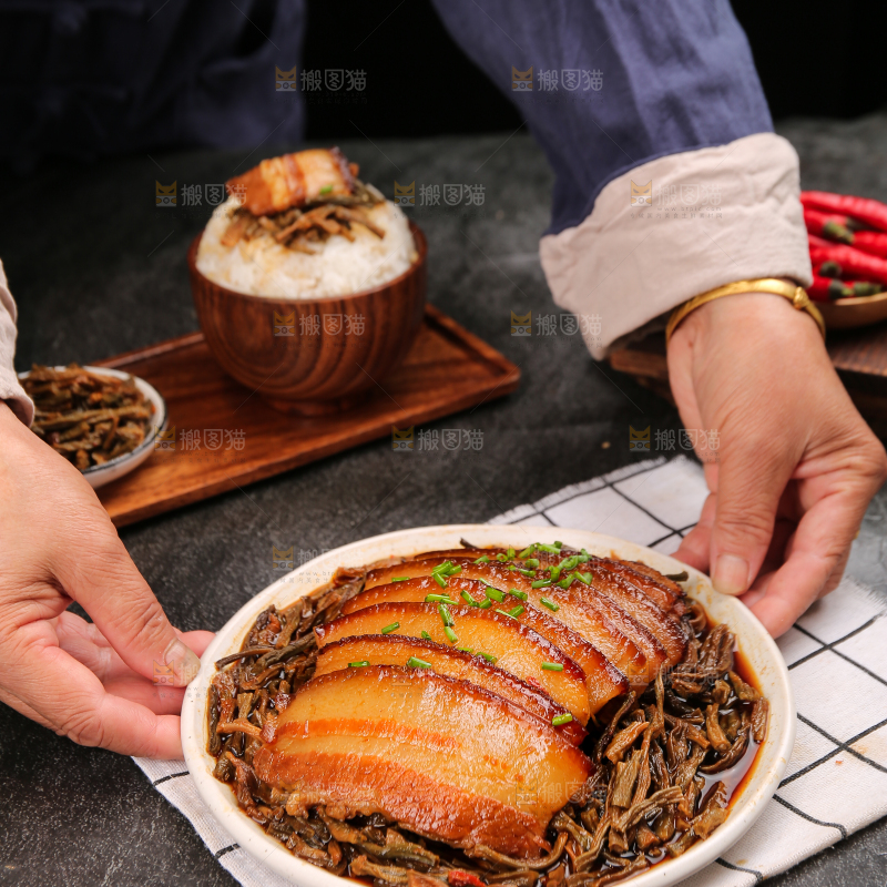 深底上的干豆角扣肉