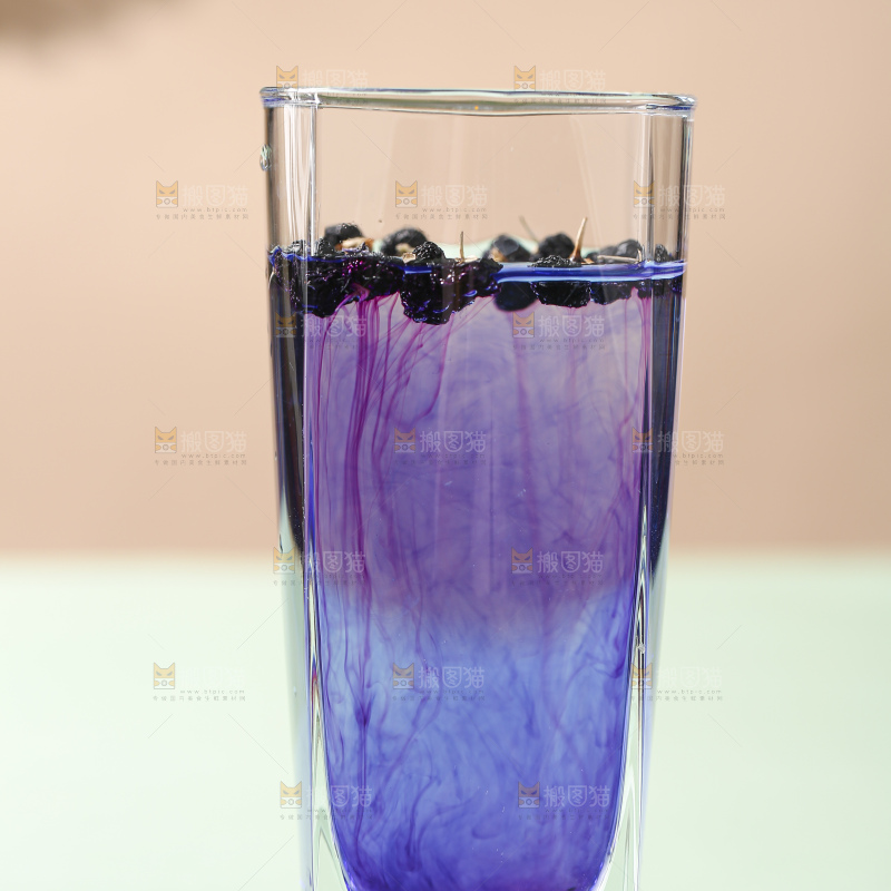 杯子里装着黑枸杞茶