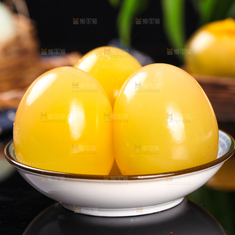 深底上的黄金皮蛋