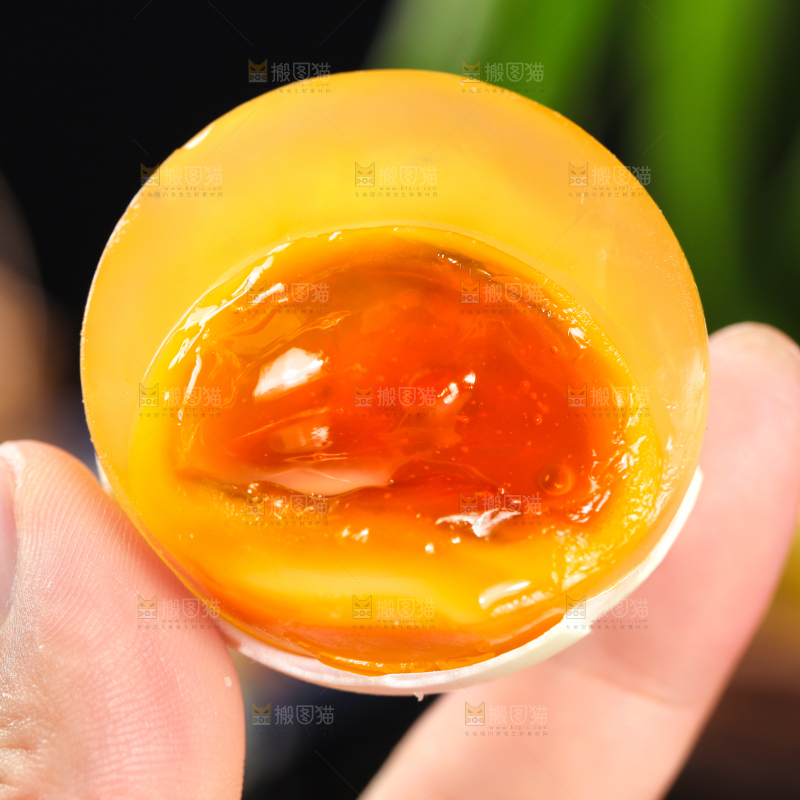 深底上的黄金皮蛋