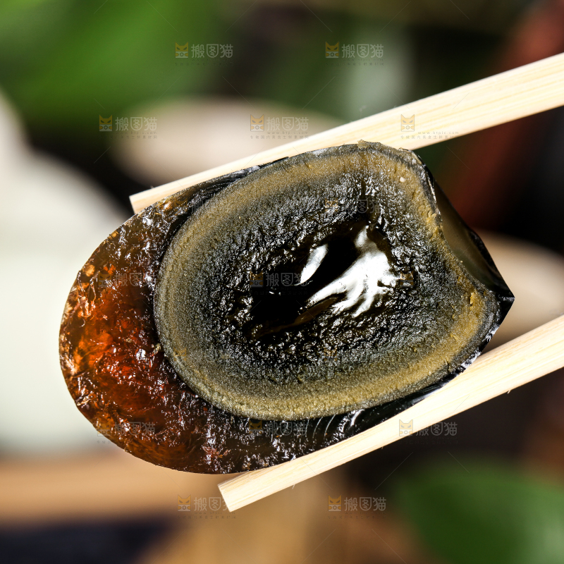 木底上摆放着皮鸭蛋