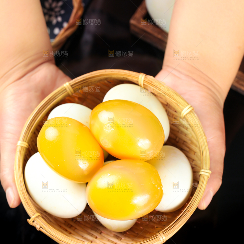 深底上的黄金皮蛋