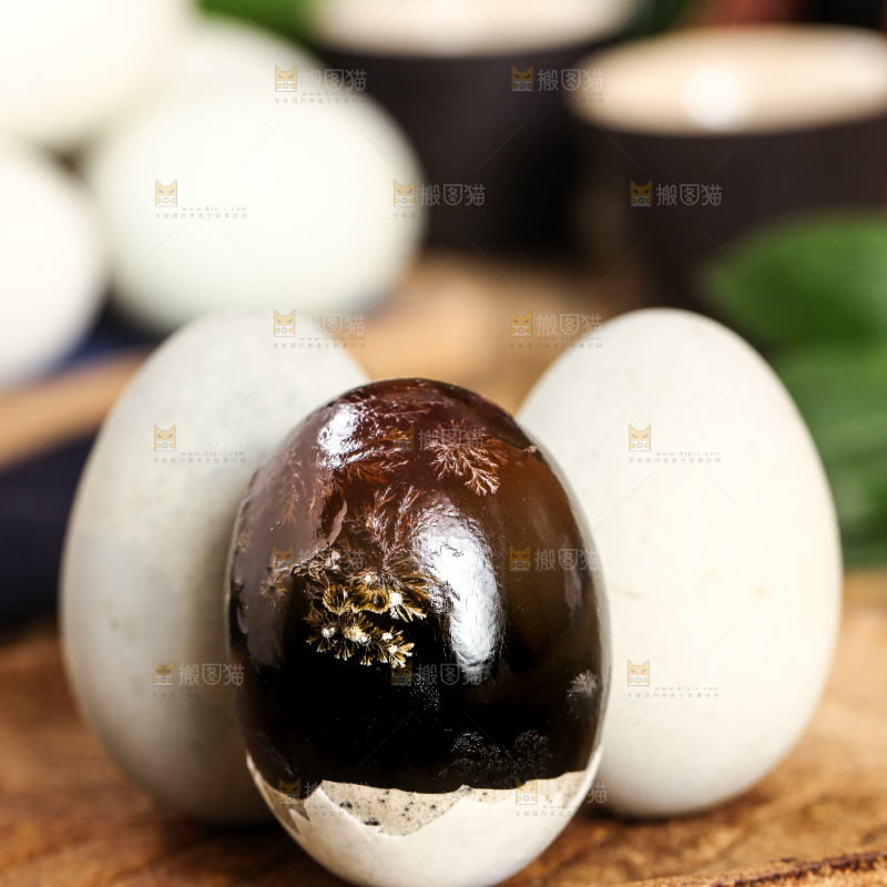 木底上摆放着皮鸭蛋